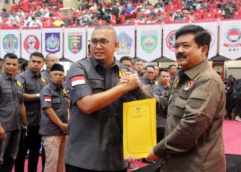 Langgam.id - Ketua Umum Pengurus Besar FORKI, Hadi Tjahjanto resmi membuka Kejuaraan Nasional (Kejurnas) Karate di Padang.