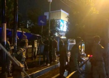 Langgam.id - Personel Satpol PP membongkar lapak-lapak Pedagang Kaki Lima (PKL) yang ditinggal bermalam di atas trotoar di kawasn Tarandam.