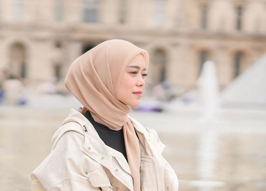 Langgam.id - Penyanyi dangdut Lesti Kejora memutuskan untuk mencabut laporan polisi kasus KDRT yang dilakukan suaminya, Rizky Billar.