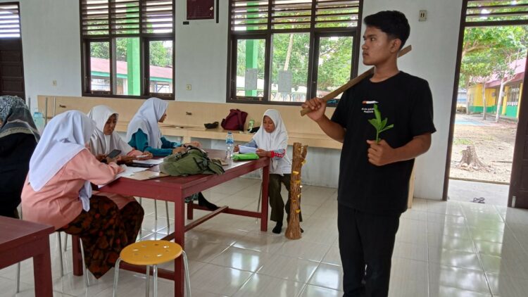 Proses latihan salah satu peserta dari SMAN 1 Sitiung yang lolos nominasi 40 besar Lomba Menulis dan Membaca Cerita Rakyat tingkat SLTA/sederajat se-Sumatera Barat 2022. [Foto: Ist]