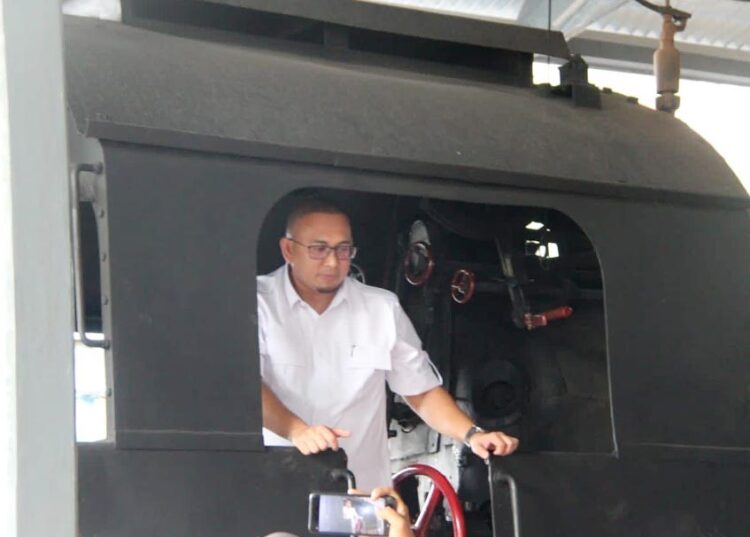 Langgam.id - Anggota Komisi VI DPR RI, Andre Rosiade mengunjungi Mak Itam, atau kereta api wisata Sawahlunto, Selasa (4/10/2022).