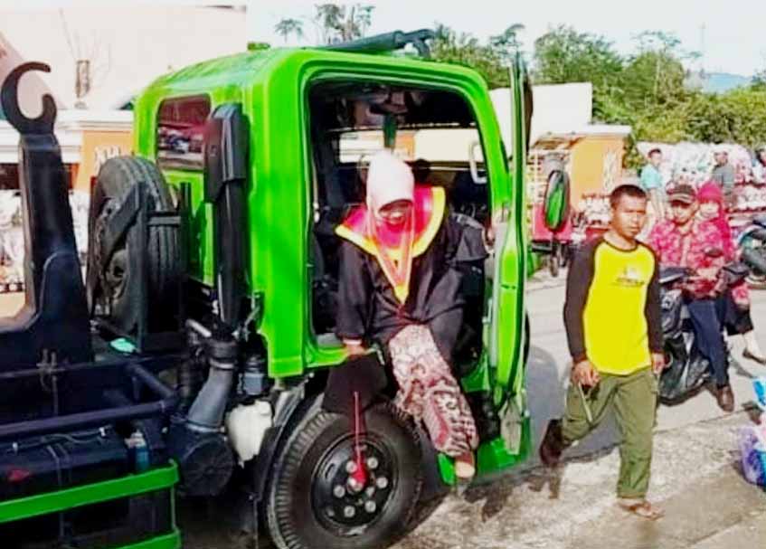 Langgam.id - Sosok Mitra Yoriskia menjadi pusat perhatian ketika pergelaran wisuda di UMMY Kota Solok, Selasa (4/10/2022).