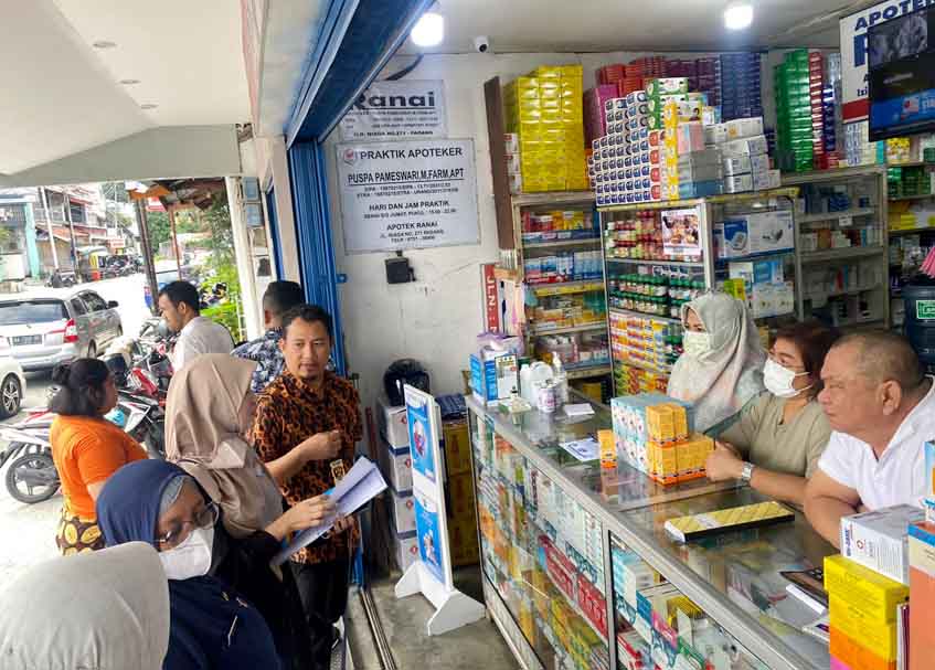 Langgam.id - Polda dan Dinkes Sumbar mengimbau agar apotek-apotek yang ada di daerah itu tidak menjual lagi obat sirop untuk anak-anak.