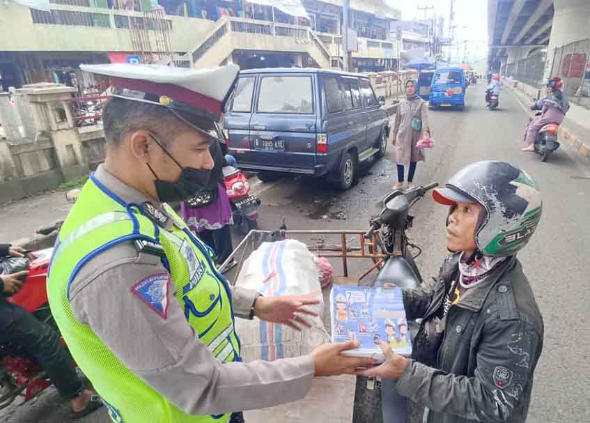Langgam.id - Polres Bukittinggi menggelar Operasi Zebra 2022 dengan mengedukasi masyarakat lewat ilustrasi yang dicetak di bungkus makanan.