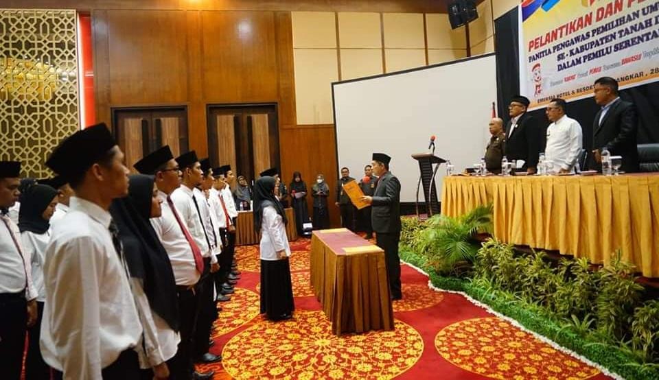 Bawaslu Tanah Datar Lantik 42 Anggota Panwaslu Kecamatan