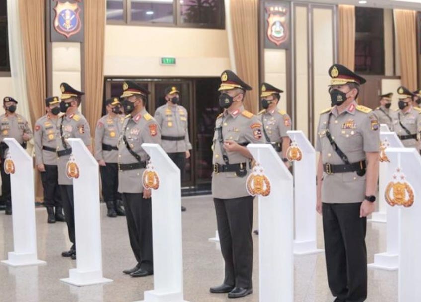 Langgam.id - Irjen Pol Suharyono resmi menjabat sebagai Kapolda Sumatra Barat (Sumbar) menggantikan posisi Irjen Pol Teddy Minahasa Putra.