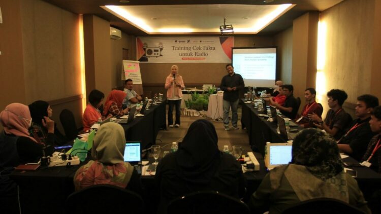 Suasana pelatihan cek fakta yang digelar AJI bersama Google News Initiative. (Foto: Dok. AJI Padang)