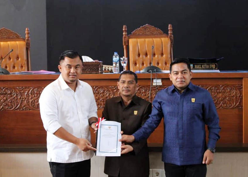 Langgam.id - Bupati Dharmasraya, Sutan Tuanku Kerajaan menyampaikan pandanganya atas nota penjelasan DPRD terhadap penyampaian lima Ranperda.