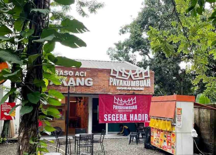 Langgam.id - Arief Muhammad yang dinobatkan jadi Duta Nasi Padang membuka cabang Rumah Makan Padang Payakumbuah.