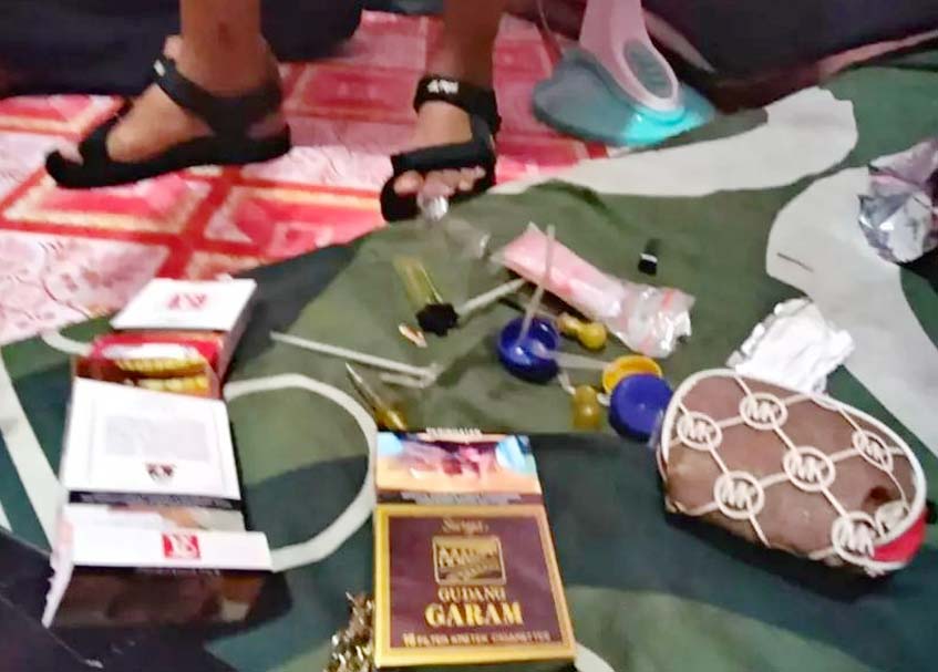 Langgam.id - Diduga mengkonsumsi sabu, dua pria dan tiga wanita diamankan Satpol PP di salah satu rumah kos di Kota Padang, Sumbar.