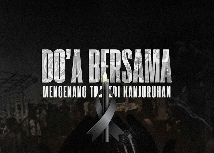 Langgam.id - Semen Padang FC menggelar salat gaib dan doa bersama di depan pintu tribun VIP GOR Haji Agus Salim Padang hari ini.