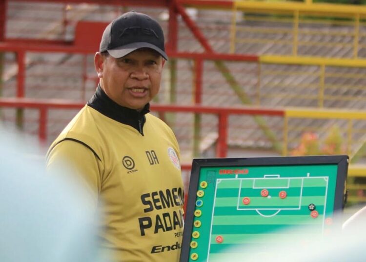 Langgam.id - Akibat belum adanya kepastian Liga 2 musim 2022 digelar, tim pelatih Semen Padang FC meliburkan seluruh pemain seminggu lebih.