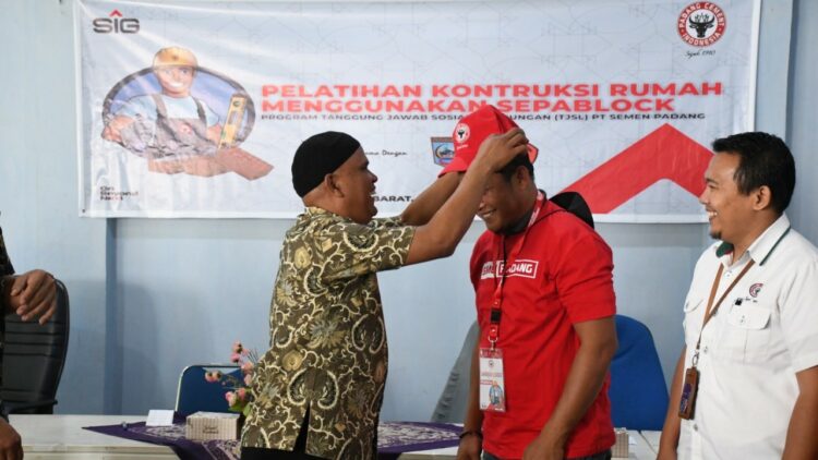 PT Semen Padang melakukan pelatihan terhadap tukang di Pasaman Barat. [Foto: Dok. Humas Semen Padang]