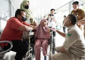 Langgam.id - Wakil Gubernur Sumatra Barat (Sumbar) Audy Joinaldy menggelar Sidak di Rumah Sakit Achmad Mochtar (RSAM) Bukittinggi.