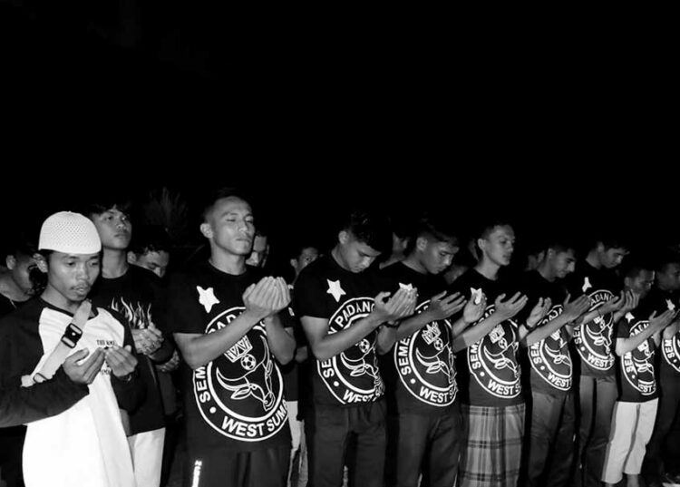 Langgam.id - Suproter Semen Padang FC yang terdiri dari The Kmer's, Spartack, Ultras dan Padang Fans menyerukan aksi cinta damai.