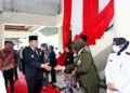 Langgam.id - Bupati Dharmasraya, Sutan Riska bersama Forkopimda menghadiri peringatan Hari Ulang Tahun (HUT) TNI ke-77 di Padang.