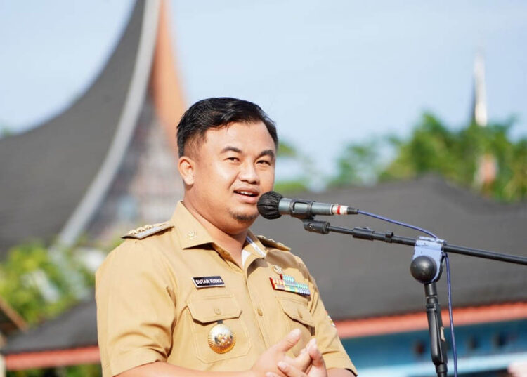 Langgam.id - Bupati Dharmasraya, Sutan Riska Tuanku Kerajaan memimpin langsung Apel Gabungan Bulan September 2022.