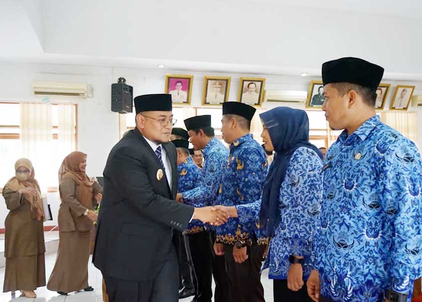 Langgam.id - Sebanyak enam pejabat eselon III di Kabupaten Tanah Datar dilantik hari ini. Mereka merupakan PNS dengan jabatan Administrator.