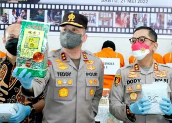 Langgam.id - Nama Teddy Minahasa Putra sempat harum saat jajarannya berhasil mengungkap kasus peredaran 41,4 kilogram sabu di Bukittinggi.