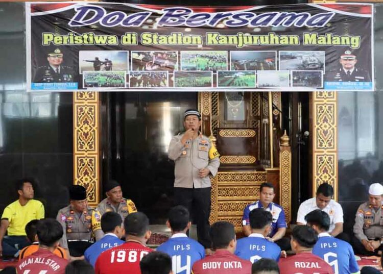 Langgam.id - Polres Kabupaten Agam menggelar doa bersama atas keprihatinan tragedi Kanjuruhan, Selasa (4/10/2022).
