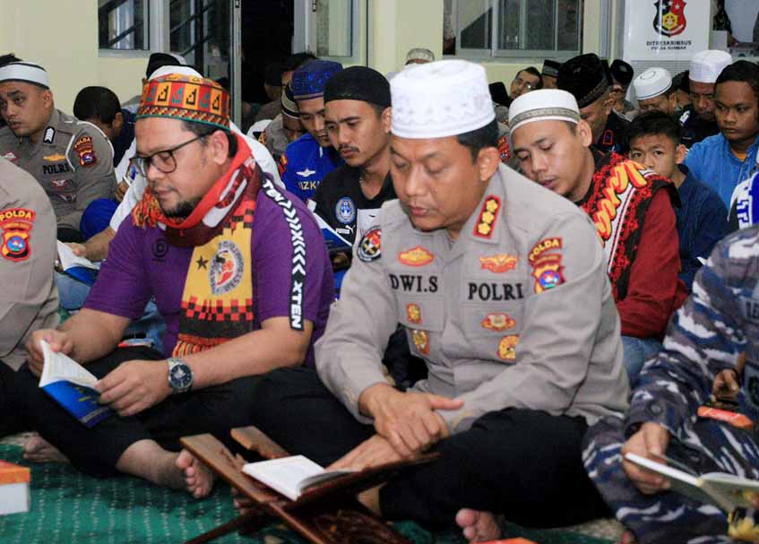 Langgam.id - Polda Sumbar menggelar salat gaib dan doa bersama untuk korban Tragedi Kanjuruhan di Masjid Ar Rahman Mapolda Sumbar.