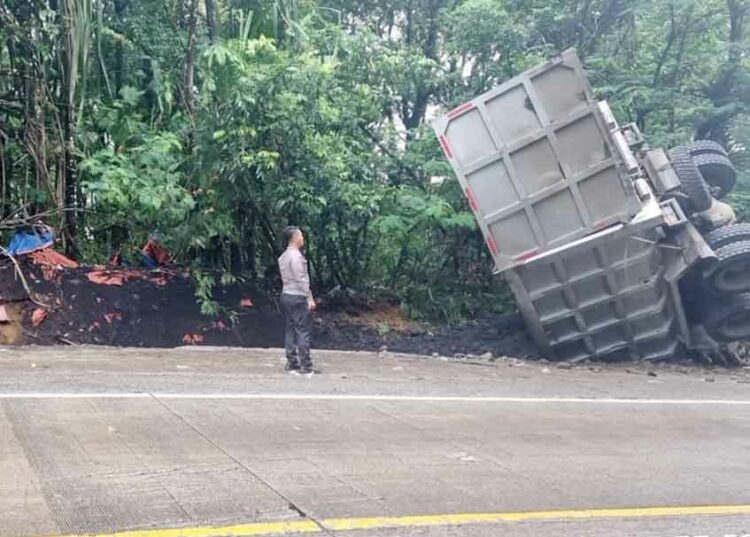 Langgam.id - Satu unit truk mengalami kecelakaan tunggal di Jalan Raya Padang-Solok, Sitinjau Lauik, Sabtu (15/10/2022).