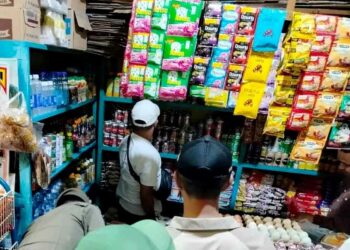 Langgam.id - Satpol PP mengamankan minuman hasil fermentasi berupa Tuak Suling yang dijual di depan salah satu SMP di Padang.