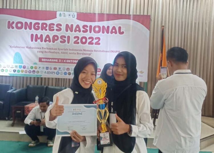 Langgam.id - Dua mahasiswi Perbankan Syariah UIN Imam Bonjol Padang berhasil mengharumkan nama kampusnya dalam lomba bertaraf nasional.