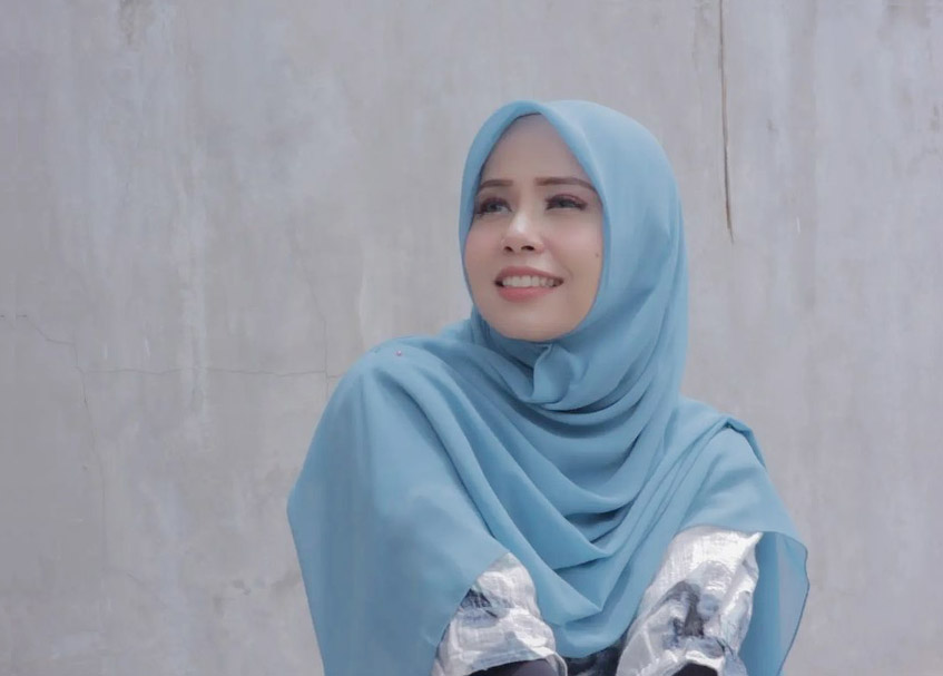 Langgam.id - Artis minang Vanny Vabiola yang semakin mendunia setelah cover lagu Caline Dion bakal menggelar konser di Padang.