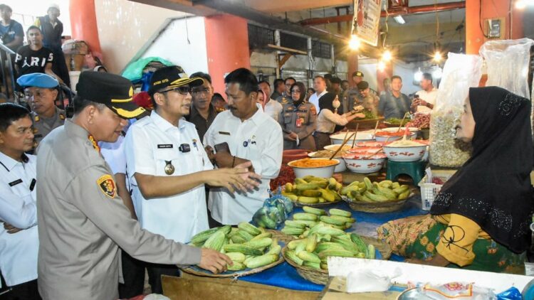 Wali Kota Padang mengecek harga kebutuhan pokok ke Pasar Raya Padang. (Foto: Prokopim Pemko Padang)