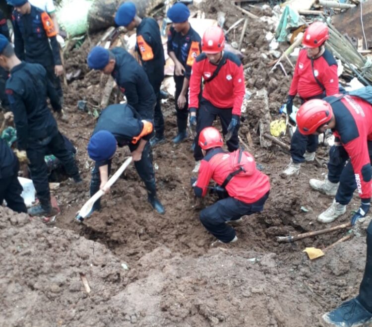 Relawan TRC Semen Padang melakukan pencarian korban gempa Cianjur. (Foto: Dok. SP)