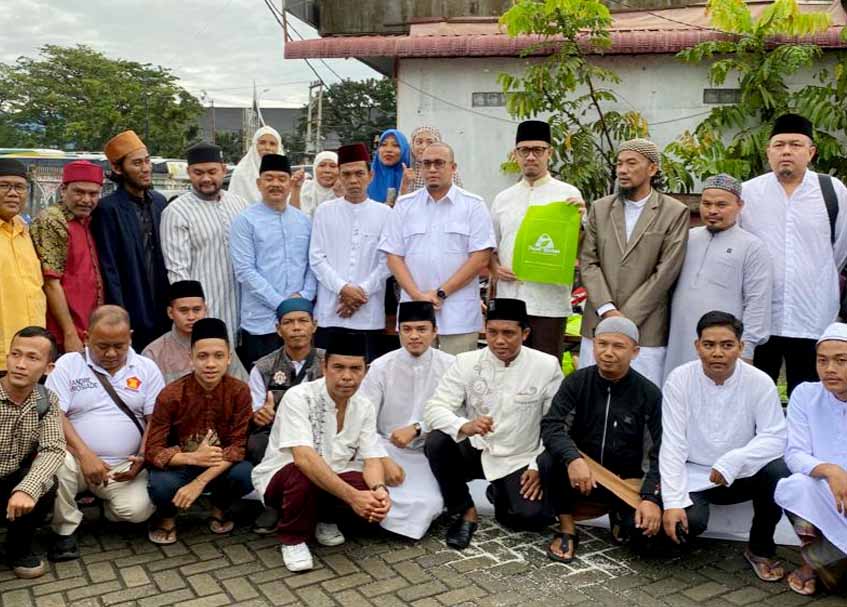 Langgam.id - UAS dan Anggota DPR RI, Andre Rosiade membagi-bagikan ratusan paket sembako kepada jamaah Masjid Mujahidin Padang.