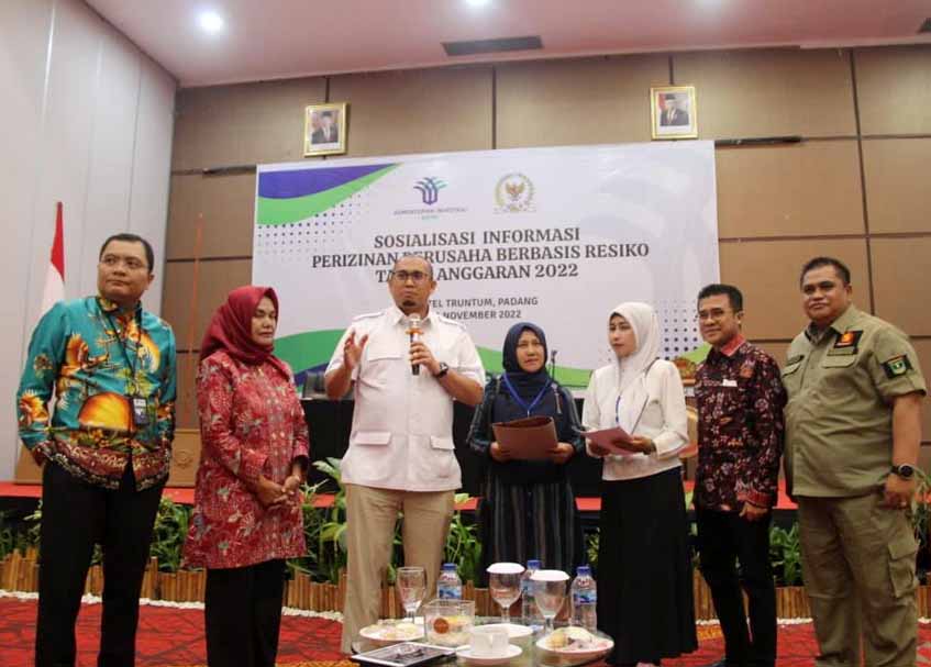 Langgam.id - Anggota DPR RI asal Sumbar, Andre Rosiade membuka kegiatan Sosialisasi Informasi Perizinan Berusaha Berbasis Risiko.