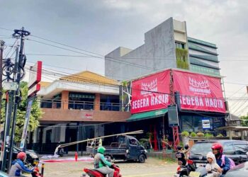 Langgam.id - Arief Muhammmad yang dinobatkan sebagai Duta Nasi Padang kembali membuka Rumah Makan Padang Payakumbuah.