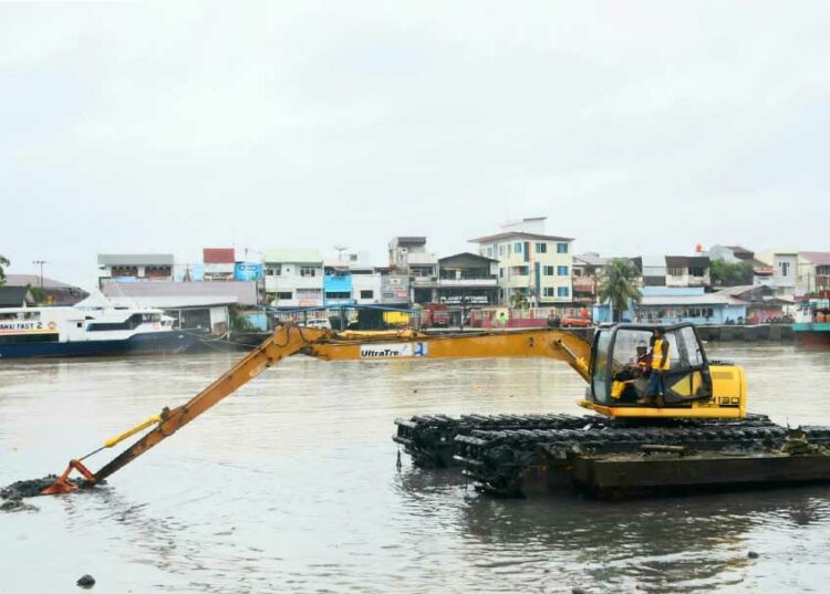 Langgam.id - Pemerintah Kota (Pemko) Padang dibantu Balai Wilayah Sungai (BWS) Sumatra V mengeruk sendimen Batang Arau.