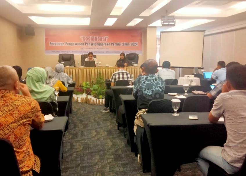 Langgam.id - Badan Pengawas Pemilu (Bawaslu) Kota Padang mensosialisasikan peraturan pengawasan penyelenggaraan Pemilu 2024.