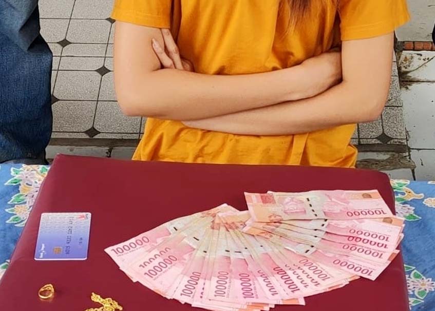 Langgam.id - Seorang wanita berinisial LM (26) diringkus polisi karena diduga mencuri emas di Kota Bukittinggi.