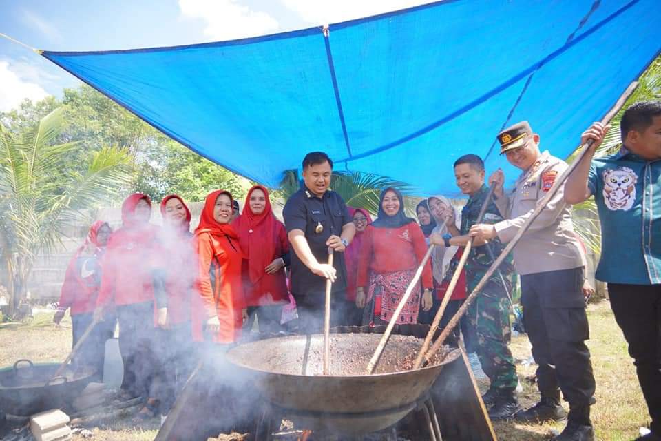 Warga Dharmasraya Masak 1,5 Ton Rendang untuk Korban Gempa Cianjur