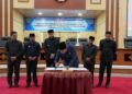 Walikota Padang Panjang dan Ketua DPRD menandatangi nota kesepahaman KUA PPAS 2023. (Foto: Diskominfo Padang Panjang)