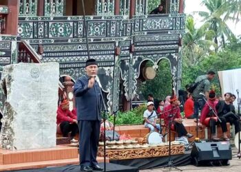 Langgam.id - Festival Pemenan Minangkabau yang diinisiasi komunitas seni Hitam-Putih Padang Panjang resmi digelar di Istano Linduang Bulan.