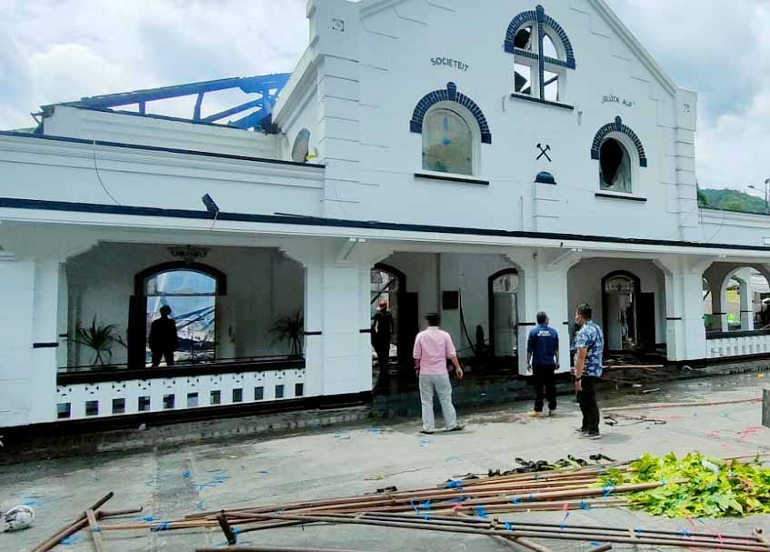 Langgam.id - Kobaran api yang membakar Gedung Pusat Kebudayaan Kota Sawahlunto, Sumatra Barat (Sumbar) telah berhasil dipadamkan petugas.