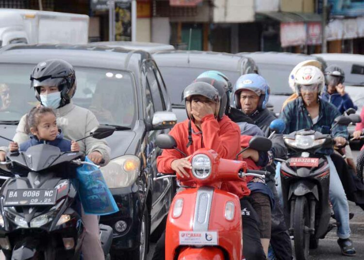Langgam.id - Guna mengenang jasa para pahlawan yang telah gugur, para pengguna jalan di Padang Panjang ikut mengheningkan cipta.