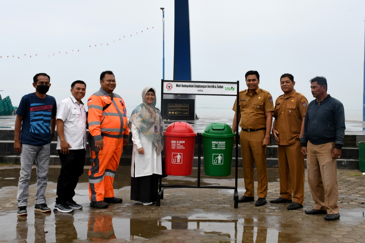 Semen Padang Serahkan Bantuan Bak Sampah untuk Pantai Padang