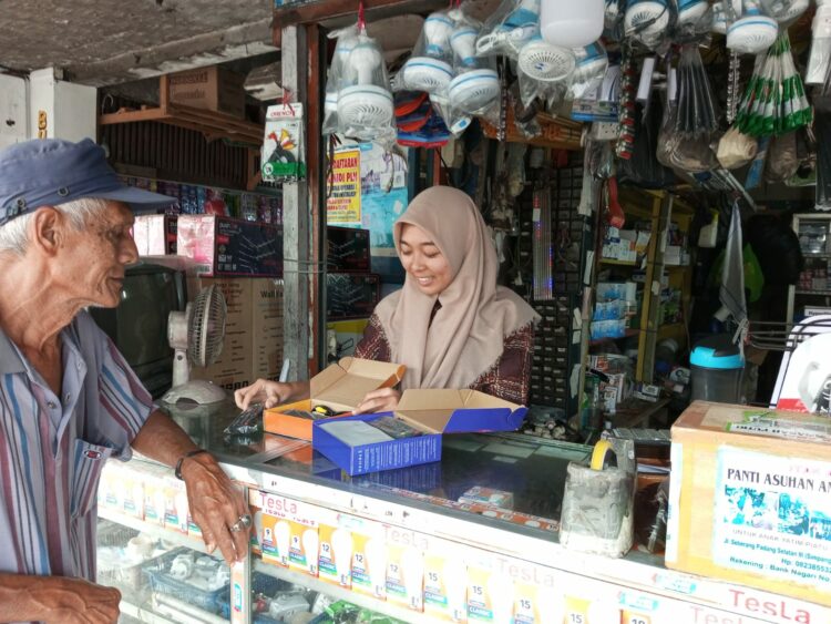Langgam.id - Sejumlah pedagang elektronik di Kota Padang mengatakan, saat ini sudah banyak masyarakat yang bertanya soal Set Top Box (STB).