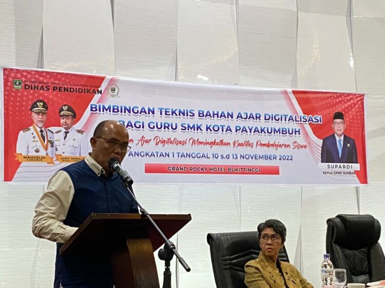Ketua DPRD Sumbar Supardi membuka Bimtek Digitalisasi Pendidikan untuk Guru SMK se Kota Payakumbuh. [Foto: Dok. Panitia Bimtek]
