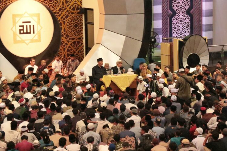 Tabligh akbar Buya Yahya di Masjid Raya Sumbar. [Foto: Diskominfotik Sumbar]