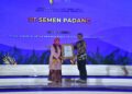 PT Semen Padang menerima penghargaan ISDA 2022. [Foto: Dok. Humas SP]
