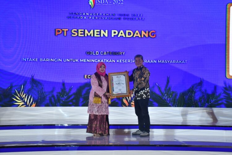 PT Semen Padang menerima penghargaan ISDA 2022. [Foto: Dok. Humas SP]