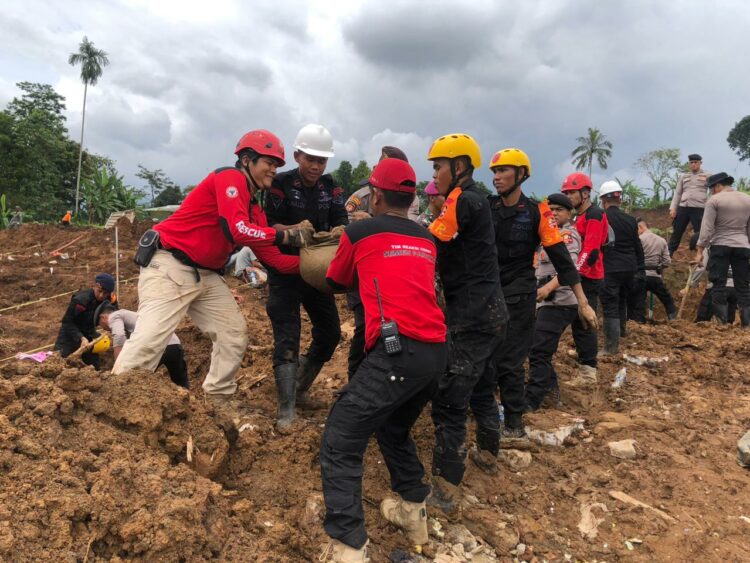 Relawan TRC Semen Padang melakukan evakuasi korban gempa Cianjur. (Foto: Dok. Humas SP)