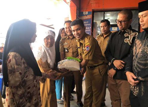 Pemko Serahkan Bantuan Tiffany Houseware Kepada Masyarakat Payakumbuh